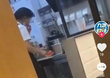 员工后厨偷吃西瓜被曝光 CoCo都可紧急停职处理(图1)