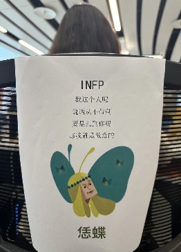 上班发疯 打工轻松，工位文学在小红书上又又又火了